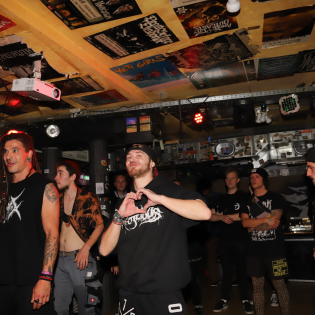Crowd2.jpg