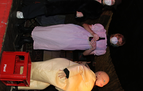 Krippenspiel und Sturm auf den Weihnachtsbaum